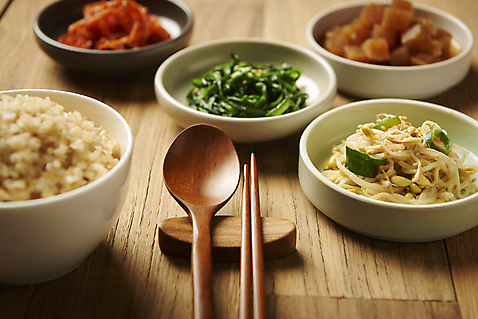 포토 그릇 식기 한식 음식 백그라운드 젓가락 밥 촬영기법 실내 내부 숟가락 무침 조림 파일형식 김치 아웃포커스 밥그릇 접시 나물무침 나무숟가락 상차림 무조림 백반 스튜디오촬영 잡곡밥 집밥 반찬 JPG 사람없음 콩나물무침 나무젓가락 나무배경 국내포토