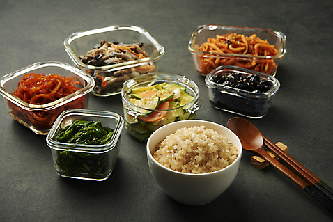 포토 음식 백그라운드 젓가락 호박 밥 실내 내부 숟가락 검은색 용기_그릇 볶음 무침 건어물 조림 파일형식 버섯볶음 무생채 콩조림 애호박 오징어채 나물무침 나무숟가락 밀폐용기 집밥 반찬 상차림 백반 스튜디오촬영 한식 JPG 사람없음 검은배경 나무젓가락 잡곡밥 국내포토