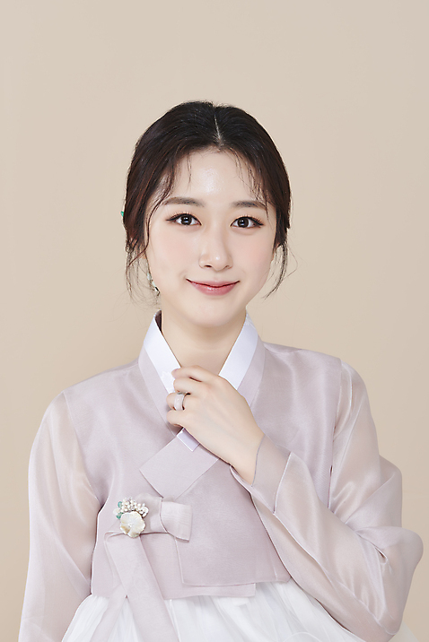 포토 스튜디오촬영 응시 여자 실내 한명 손짓 상반신 20대 성인 앞모습 뷰티 한국인 한복 저고리 비녀 청순 의료성형뷰티 성인여자한명만 베이지색배경 차분 미소_표정 국내포토 1 한국전통 시선 뷰포인트 백그라운드 컨셉 모션 전통소품 표정 사람 동양인 청년 내부 전통의상 베이지색 여자한명만 성인여자만 파일형식 헤어액세사리