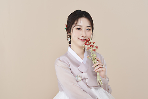 포토 스튜디오촬영 응시 여자 실내 한명 들기 상반신 20대 성인 옆모습 뷰티 한국인 한복 저고리 비녀 청순 의료성형뷰티 성인여자한명만 베이지색배경 에키놉스 차분 미소_표정 국내포토 1 한국전통 시선 꽃 뷰포인트 백그라운드 컨셉 모션 전통소품 표정 사람 동양인 청년 내부 전통의상 베이지색 여자한명만 성인여자만 파일형식 헤어액세사리