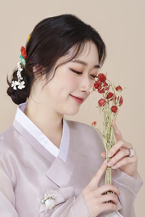 포토 스튜디오촬영 여자 실내 한명 들기 상반신 20대 성인 옆모습 뷰티 눈감음 한국인 한복 저고리 비녀 청순 의료성형뷰티 성인여자한명만 베이지색배경 에키놉스 차분 미소_표정 국내포토 1 한국전통 꽃 뷰포인트 백그라운드 컨셉 모션 전통소품 표정 사람 동양인 청년 내부 전통의상 베이지색 여자한명만 성인여자만 파일형식 헤어액세사리