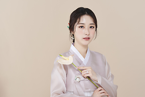 포토 스튜디오촬영 응시 여자 실내 한명 들기 상반신 20대 성인 앞모습 뷰티 한국인 한복 저고리 비녀 안스리움 청순 의료성형뷰티 성인여자한명만 베이지색배경 차분 국내포토 1 한국전통 시선 꽃 뷰포인트 백그라운드 컨셉 모션 전통소품 사람 동양인 청년 내부 전통의상 베이지색 여자한명만 성인여자만 파일형식 헤어액세사리