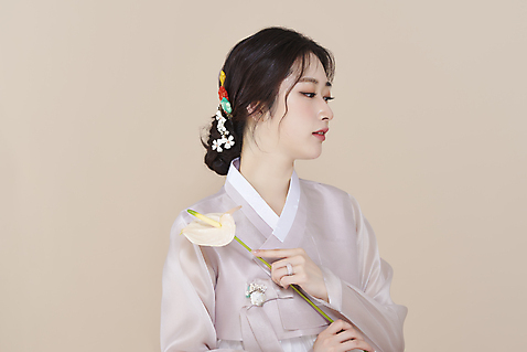 포토 스튜디오촬영 응시 여자 실내 한명 들기 상반신 20대 성인 옆모습 뷰티 한국인 한복 저고리 비녀 안스리움 청순 의료성형뷰티 성인여자한명만 베이지색배경 차분 국내포토 1 한국전통 시선 꽃 뷰포인트 백그라운드 컨셉 모션 전통소품 사람 동양인 청년 내부 전통의상 베이지색 여자한명만 성인여자만 파일형식 헤어액세사리
