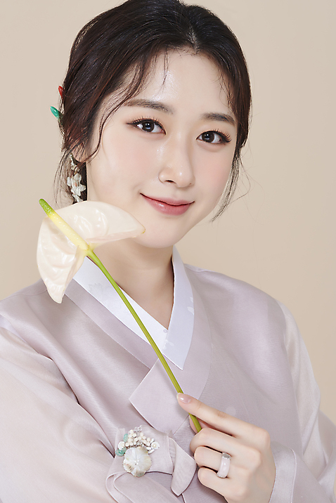 포토 스튜디오촬영 응시 여자 실내 한명 들기 상반신 20대 성인 앞모습 뷰티 한국인 한복 저고리 비녀 안스리움 청순 의료성형뷰티 성인여자한명만 베이지색배경 차분 미소_표정 국내포토 1 한국전통 시선 꽃 뷰포인트 백그라운드 컨셉 모션 전통소품 표정 사람 동양인 청년 내부 전통의상 베이지색 여자한명만 성인여자만 파일형식 헤어액세사리