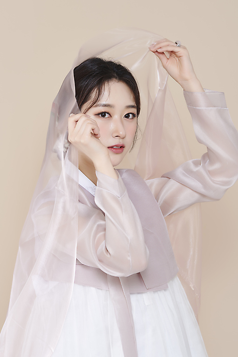 포토 스튜디오촬영 응시 여자 실내 한명 들기 상반신 20대 성인 옆모습 뷰티 한국인 한복 저고리 청순 의료성형뷰티 성인여자한명만 베이지색배경 천_직물 차분 국내포토 1 한국전통 시선 뷰포인트 백그라운드 컨셉 모션 사람 동양인 청년 내부 직물 전통의상 베이지색 여자한명만 성인여자만 파일형식