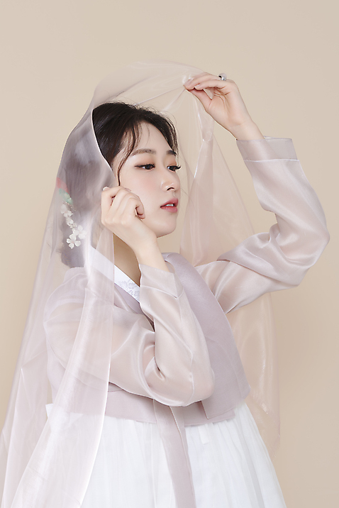 포토 스튜디오촬영 응시 여자 실내 한명 들기 상반신 20대 성인 옆모습 뷰티 한국인 한복 저고리 비녀 청순 의료성형뷰티 성인여자한명만 베이지색배경 천_직물 차분 국내포토 1 한국전통 시선 뷰포인트 백그라운드 컨셉 모션 전통소품 사람 동양인 청년 내부 직물 전통의상 베이지색 여자한명만 성인여자만 파일형식 헤어액세사리