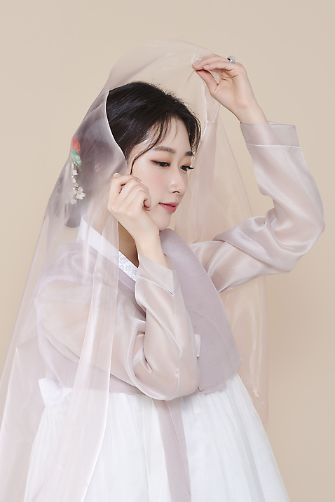 포토 스튜디오촬영 응시 여자 실내 한명 들기 상반신 20대 성인 옆모습 뷰티 한국인 한복 저고리 비녀 청순 의료성형뷰티 성인여자한명만 베이지색배경 천_직물 차분 국내포토 1 한국전통 시선 뷰포인트 백그라운드 컨셉 모션 전통소품 사람 동양인 청년 내부 직물 전통의상 베이지색 여자한명만 성인여자만 파일형식 헤어액세사리