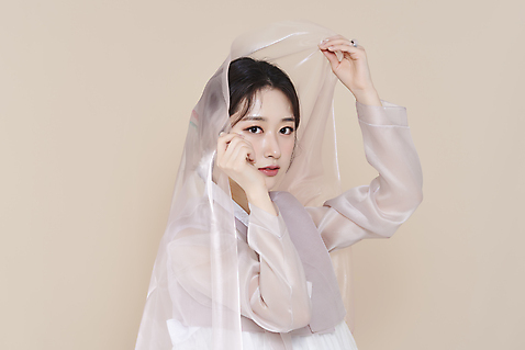 포토 스튜디오촬영 응시 여자 실내 한명 들기 상반신 20대 성인 옆모습 뷰티 한국인 한복 저고리 청순 의료성형뷰티 성인여자한명만 베이지색배경 천_직물 차분 국내포토 1 한국전통 시선 뷰포인트 백그라운드 컨셉 모션 사람 동양인 청년 내부 직물 전통의상 베이지색 여자한명만 성인여자만 파일형식