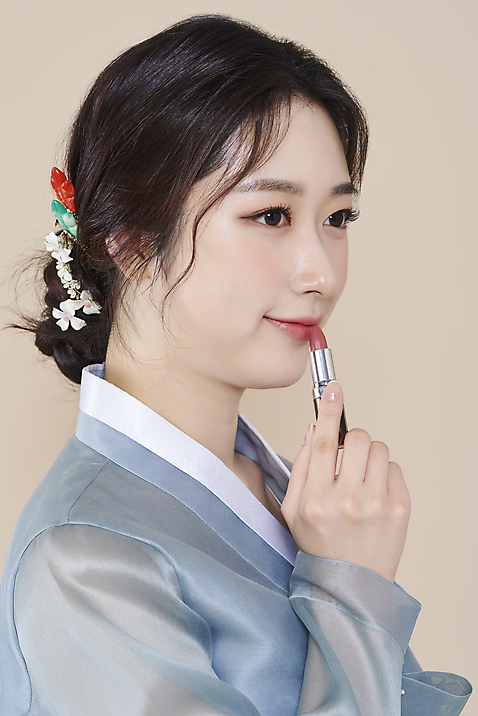 포토 스튜디오촬영 응시 여자 실내 한명 들기 상반신 20대 성인 옆모습 화장 뷰티 화장품 한국인 립스틱 한복 저고리 청순 의료성형뷰티 성인여자한명만 베이지색배경 차분 미소_표정 국내포토 1 한국전통 시선 뷰포인트 백그라운드 컨셉 모션 표정 사람 동양인 청년 내부 전통의상 베이지색 여자한명만 성인여자만 파일형식