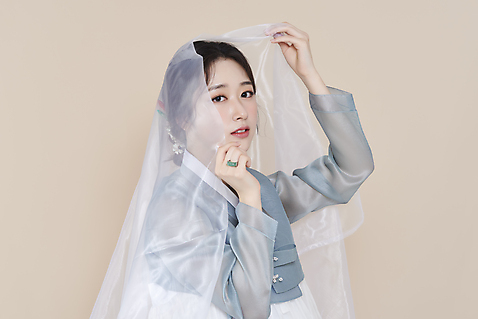 포토 스튜디오촬영 응시 여자 실내 한명 들기 상반신 20대 성인 옆모습 뷰티 한국인 한복 저고리 청순 의료성형뷰티 성인여자한명만 베이지색배경 천_직물 차분 국내포토 1 한국전통 시선 뷰포인트 백그라운드 컨셉 모션 사람 동양인 청년 내부 직물 전통의상 베이지색 여자한명만 성인여자만 파일형식