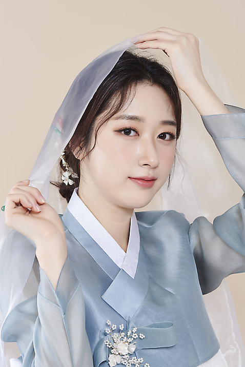 포토 스튜디오촬영 응시 여자 실내 한명 들기 상반신 20대 성인 옆모습 뷰티 한국인 한복 저고리 청순 의료성형뷰티 성인여자한명만 베이지색배경 천_직물 차분 국내포토 1 한국전통 시선 뷰포인트 백그라운드 컨셉 모션 사람 동양인 청년 내부 직물 전통의상 베이지색 여자한명만 성인여자만 파일형식