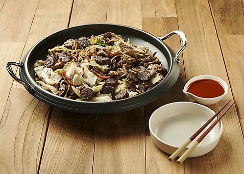 포토 식기 음식 백그라운드 젓가락 모션 실내 내부 냄비 볶음 곱창 파일형식 사람없음 JPG 야채곱창 순대곱창볶음 담기 나무젓가락 스튜디오촬영 요리 기호식품 전골냄비 접시 양념 나무배경 국내포토