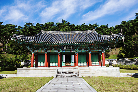포토 JPG 주간 나무 하늘 사람없음 야외 광주 포충사 구름_자연 풍경_경치 국내포토 자연요소 식물 한국 사찰 파일형식