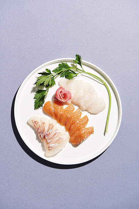 포토 JPG 스튜디오촬영 접시 음식 실내 사람없음 하이앵글 생선회 날것 도미 보라색배경 생강초절임 연어회 광어회 국내포토 식기 뷰포인트 백그라운드 어류 내부 보라색 회 연어 절임 파일형식