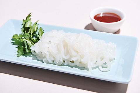 포토 JPG 스튜디오촬영 접시 음식 실내 사람없음 날것 종지 오징어회 초고추장 한치 분홍색배경 국내포토 그릇 식기 분홍색 백그라운드 내부 회 양념 오징어 파일형식