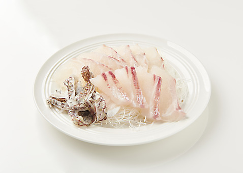 포토 JPG 스튜디오촬영 접시 음식 실내 사람없음 생선회 껍질 흰배경 날것 도미 국내포토 식기 백그라운드 어류 내부 회 흰색 파일형식