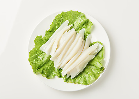 포토 JPG 스튜디오촬영 접시 음식 실내 사람없음 하이앵글 상추 흰배경 날것 갑오징어 오징어회 국내포토 식기 뷰포인트 백그라운드 채소 내부 회 흰색 오징어 파일형식