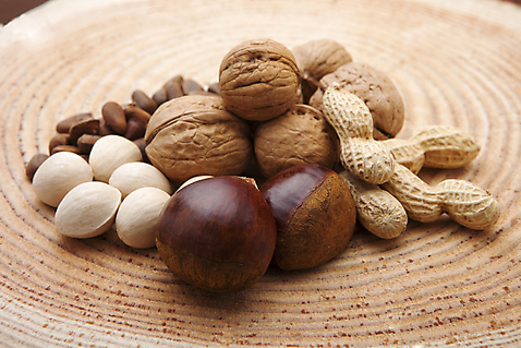 포토 나무 식물 명절 열매 다수 농업 재료 모션 실내 내부 견과류 정월대보름 파일형식 땅콩 식재료 호두 잣 농작물 부럼 음식 껍질 나이테 단면 자르기 목재 무늬 여러개 다양 스튜디오촬영 JPG 사람없음 밤 은행열매 국내포토