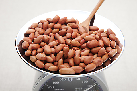 포토 나무 식물 식기 명절 생활용품 다수 농업 재료 수저 실내 내부 숟가락 견과류 정월대보름 나무숟가락 파일형식 농작물 열매 저울 무게 부럼 땅콩 식재료 음식 껍질 여러개 나무스푼 주방용품 도구 목재 스튜디오촬영 JPG 사람없음 국내포토