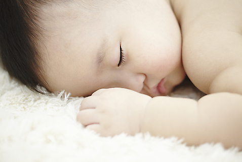 포토 1 라이프스타일 어린이 뷰포인트 모션 실내 사람 동양인 인종 내부 신체부위 물 잠 여자만 여자한명만 아기만 여자아기만 파일형식 JPG 스튜디오촬영 여자 어린이라이프 얼굴 엎드리기 한명 근접촬영 상반신 옆모습 눕기 눈감음 카펫 한국인 아기 수면 낮잠 여자아기한명만 국내포토