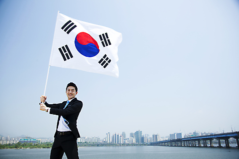 포토 JPG 주간 직업 라이프스타일 남자 맨라이프 포즈 비즈니스 모션 하늘 한명 서기 웃음 들기 사람 동양인 정장 빌딩 20대 성인 야외 앞모습 비즈니스라이프 강 한국인 다리_건축물 깃발 도시 직장인 비즈니스맨 국기 태극기 삼일절 한강 애국심 광복절 남자만 남자한명만 성인남자만 청년만 청년남자만 청년남자한명만 성인한명만 성인남자한명만 성인만 미소_표정 국내포토 자연요소 1 건축물 옷 뷰포인트 서울 표정 인종 청년 건물 생활 공휴일 국경일 랜드마크 파일형식