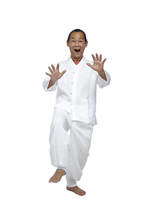 포토 JPG 스튜디오촬영 전신 외국인 해외기획촬영 전통 라이프스타일 2012년태국 할아버지 노년 남자 포즈 모션 맨발 실내 한명 서기 누끼 사람 동양인 손짓 앞모습 실버라이프 놀람 표현 유머 괴짜 60대 전통의상 모시 모시옷 남자만 남자한명만 노인만 노인남자만 노인남자한명만 국내포토 1 옷 감정 뷰포인트 컨셉 발 표정 인종 성인 내부 생활 직물 성인만 파일형식