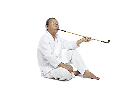 포토 JPG 스튜디오촬영 전신 외국인 해외기획촬영 전통 라이프스타일 2012년태국 할아버지 노년 남자 맨발 흡연 담배 실내 한명 들기 누끼 사람 앉기 동양인 옆모습 실버라이프 괴짜 60대 물기_모션 전통의상 모시 모시옷 담뱃대 남자만 남자한명만 노인만 노인남자만 노인남자한명만 국내포토 1 옷 뷰포인트 컨셉 모션 발 인종 성인 내부 생활 직물 성인만 파일형식