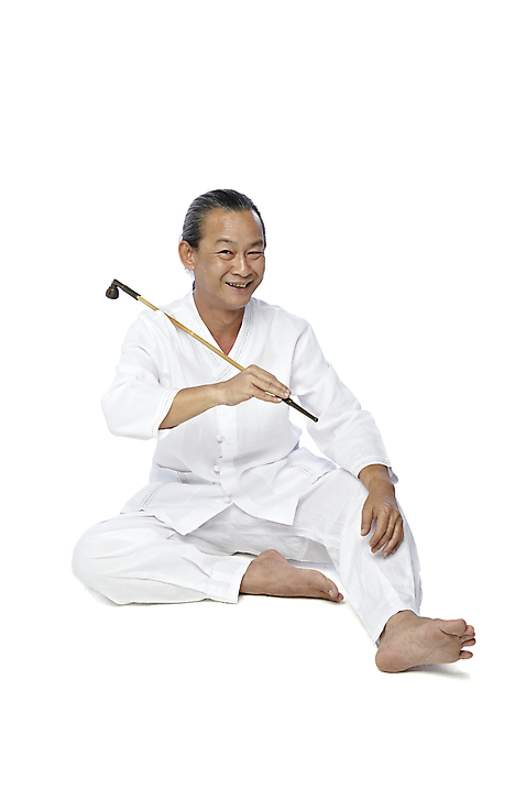 포토 JPG 스튜디오촬영 전신 외국인 해외기획촬영 전통 라이프스타일 2012년태국 할아버지 노년 남자 맨발 흡연 담배 실내 한명 웃음 들기 누끼 사람 앉기 동양인 앞모습 실버라이프 괴짜 60대 전통의상 모시 모시옷 담뱃대 남자만 남자한명만 노인만 노인남자만 노인남자한명만 미소_표정 국내포토 1 옷 뷰포인트 컨셉 모션 발 표정 인종 성인 내부 생활 직물 성인만 파일형식