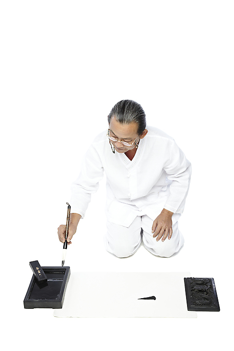 포토 JPG 스튜디오촬영 전신 외국인 해외기획촬영 전통 라이프스타일 2012년태국 할아버지 노년 남자 종이 전통문화 안경 서예 실내 한명 들기 누끼 사람 앉기 동양인 앞모습 실버라이프 기록 예절 붓 괴짜 60대 무릎꿇기 전통의상 모시 모시옷 먹 한지 벼루 문방사우 벼루뚜껑 연개 화선지 남자만 남자한명만 노인만 노인남자만 노인남자한명만 안경낌 국내포토 1 한국전통 잡화 옷 문화 뷰포인트 컨셉 모션 인종 성인 내부 생활 직물 성인만 파일형식
