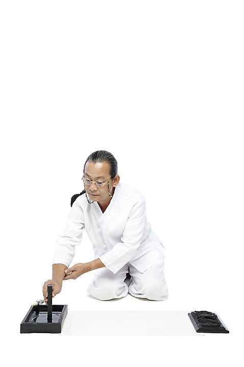 포토 JPG 스튜디오촬영 전신 외국인 해외기획촬영 전통 라이프스타일 2012년태국 할아버지 노년 남자 종이 전통문화 안경 서예 실내 한명 들기 누끼 사람 앉기 동양인 앞모습 실버라이프 기록 예절 붓 괴짜 60대 무릎꿇기 전통의상 모시 모시옷 먹 한지 벼루 문방사우 벼루뚜껑 연개 화선지 남자만 남자한명만 노인만 노인남자만 노인남자한명만 안경낌 국내포토 1 한국전통 잡화 옷 문화 뷰포인트 컨셉 모션 인종 성인 내부 생활 직물 성인만 파일형식