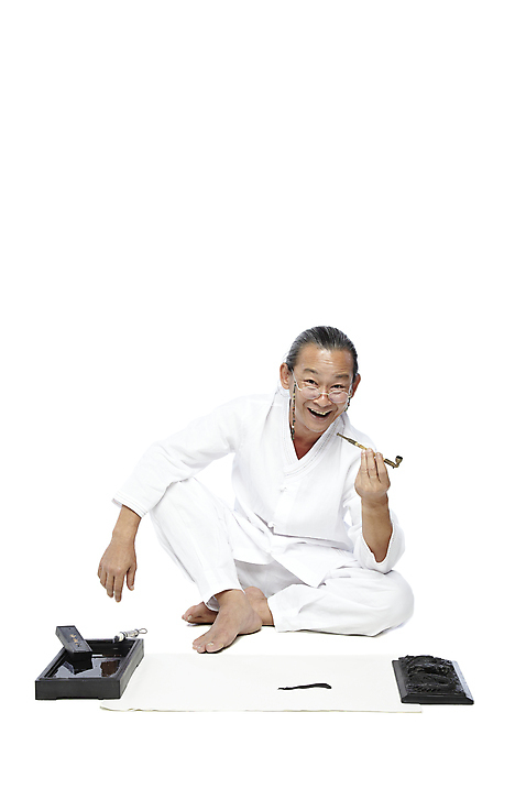 포토 JPG 스튜디오촬영 전신 외국인 해외기획촬영 전통 라이프스타일 2012년태국 할아버지 노년 남자 종이 전통문화 안경 맨발 서예 흡연 담배 실내 한명 웃음 들기 누끼 사람 앉기 동양인 앞모습 실버라이프 기록 붓 괴짜 60대 전통의상 모시 모시옷 먹 한지 벼루 담뱃대 문방사우 벼루뚜껑 연개 화선지 남자만 남자한명만 노인만 노인남자만 노인남자한명만 안경낌 미소_표정 국내포토 1 한국전통 잡화 옷 문화 뷰포인트 컨셉 모션 발 표정 인종 성인 내부 생활 직물 성인만 파일형식