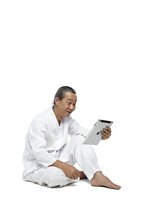 포토 JPG 스튜디오촬영 전신 외국인 해외기획촬영 전통 라이프스타일 응시 2012년태국 할아버지 노년 남자 맨발 실내 한명 웃음 들기 누끼 사람 앉기 동양인 옆모습 실버라이프 태블릿 놀람 웹서핑 괴짜 60대 전통의상 모시 모시옷 남자만 남자한명만 노인만 노인남자만 노인남자한명만 미소_표정 국내포토 1 시선 옷 감정 뷰포인트 컨셉 모션 발 표정 인종 성인 내부 생활 전자제품 스마트기기 직물 성인만 파일형식