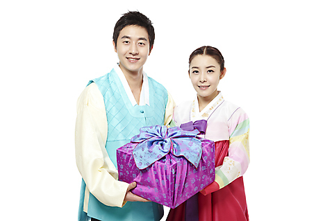 포토 JPG 스튜디오촬영 한국문화 한국전통 전통 라이프스타일 부부 커플 여자 명절 남자 전통문화 포장 새해 한국 실내 선물 웃음 들기 누끼 사람 동양인 상반신 20대 성인 두명 앞모습 선물상자 상자 설날 추석 한국인 보자기_천 전통의상 한복 새해선물 추석선물 청년만 성인만 설선물 미소_표정 국내포토 동양문화 기념일 아시아 문화 뷰포인트 관계 모션 표정 인종 청년 내부 생활 파일형식 천_직물 명절선물