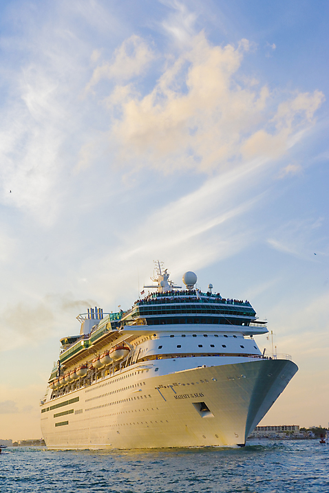 포토 자연요소 해외 교통수단 뷰포인트 다수 수상교통 북아메리카 배_교통 날씨 아메리카 사람 풍경 파일형식 미국 마이애미 바다 해외풍경 선박 항해 여행 크루즈 하늘 구름 맑음 노을 여행객 여러명 로우앵글 야외 주간 JPG 국내포토