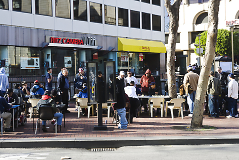 포토 자연요소 해외 건축물 가구 다수 북아메리카 모션 거리 아메리카 사람 풍경 상점 카페 도시 파일형식 JPG 주간 해외풍경 의자 탁자 거리풍경 앉기 여러명 성인 야외 건물 도시풍경 미국 노천카페 샌프란시스코 성인만 국내포토