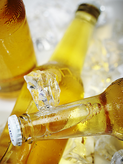 포토 JPG 스튜디오촬영 백그라운드 술병 유리병 맥주 주류 실내 근접촬영 사람없음 아웃포커스 얼음 알코올 오브젝트 맥주병 얼음조각 병_담는 국내포토 자연요소 음료 뷰포인트 병_용기 촬영기법 내부 파일형식