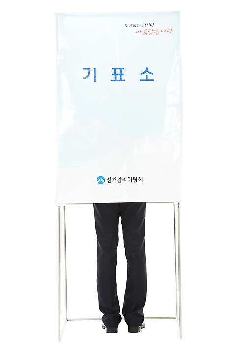 포토 직업 1 옷 남자 캠페인 뷰포인트 컨셉 비즈니스 모션 실내 사람 내부 신체부위 직장인 투표 선거 민주주의 남자만 성인만 파일형식 JPG 스튜디오촬영 한명 서기 누끼 정장 성인 뒷모습 하반신 다리_신체부위 비즈니스맨 공익캠페인 사회이슈 투표소 남자한명만 성인남자만 유권자 국내포토