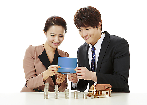 포토 JPG 스튜디오촬영 여자 남자 캠페인 돈 비즈니스 주택 실내 웃음 누끼 사람 앉기 동양인 상반신 20대 성인 두명 금융 경제 모형 동전 미니어처 저축 한국인 직장인 비즈니스맨 비즈니스우먼 절약 공익캠페인 사회이슈 통장 내집마련 청년만 성인만 미소_표정 국내포토 직업 컨셉 모션 부동산 표정 인종 청년 내부 건물 재산 파일형식