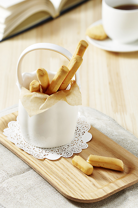 포토 식기 커피 음식 뷰포인트 모션 디저트 잔 촬영기법 실내 내부 제과제빵 상점 파일형식 과자 통 쿠키 접시 빵집 쟁반 그릇 찻잔 커피잔 음료 책 펼침 담기 제빵 근접촬영 아웃포커스 스튜디오촬영 사람없음 JPG 국내포토