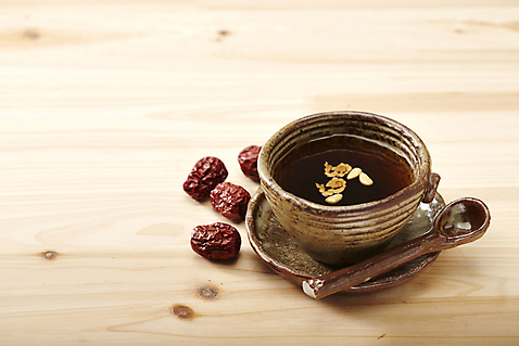 포토 JPG 스튜디오촬영 음료 음식 디저트 실내 사람없음 숟가락 약재 한약재 차 찻잔 컵받침 겨울음식 겨울간식 대추 잣 대추차 한방차 국내포토 겨울 잔 수저 내부 차_음료 약 견과류 전통차 받침대 파일형식