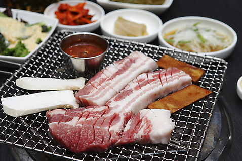 포토 JPG 그릇 접시 채소 식재료 반찬 생고기 돼지고기 사람없음 아웃포커스 버섯 소스_음식 그릴 구이 삼겹살 불판 돼지껍데기 벌집삼겹살 국내포토 식기 음식 주방용품 촬영기법 육류 양념 파일형식