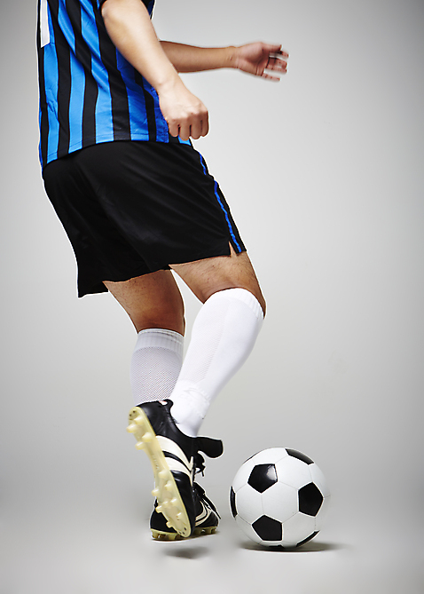 포토 JPG 스튜디오촬영 스포츠용품 스포츠 포즈 유니폼 축구공 공 축구용품 레저 축구선수 실내 한명 서기 신체부위 운동복 운동 축구 하반신 도구 다리 오브젝트 드리블 국내포토 1 옷 모션 운동선수 건강 사람 내부 구기 파일형식