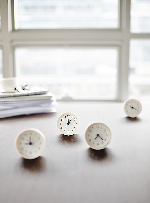 포토 자연요소 시계 가구 비즈니스 문구용품 촬영기법 내부 파일형식 탁자 사무용품 탁상시계 창문 아웃포커스 오브젝트 주간 실내 사람없음 JPG 사무실 국내포토