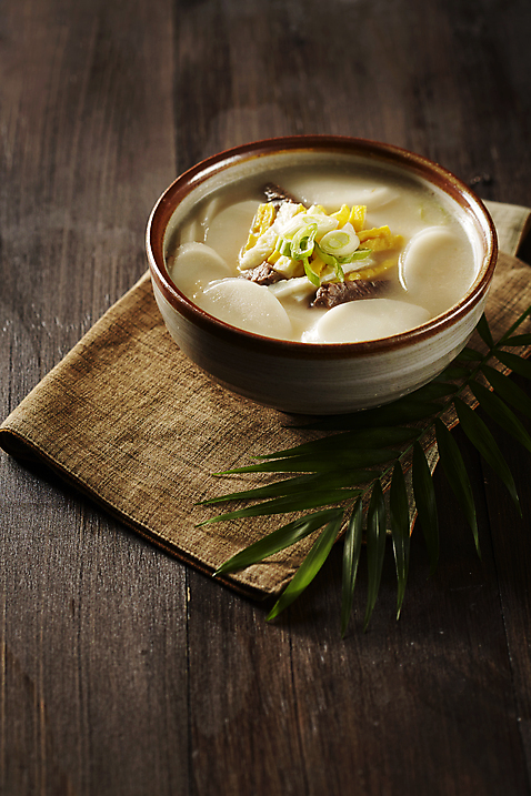 포토 식물 전통 식기 기념일 한식 음식 채소 실내 내부 알 전통음식 고명 파일형식 그릇 잎 떡국 장식 계란 지단 파 떡 국 요리 스튜디오촬영 사람없음 JPG 받침대 명절 매트 명절음식 국내포토