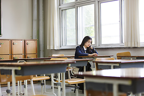 포토 JPG 주간 학생 응시 여학생 여자 교복 창문 교실 학교 청소년 여고생 고등학생 실내 한명 사람 앉기 동양인 상반신 옆모습 10대 턱괴기 한국인 책상 고민 여자만 여자한명만 십대만 십대여자만 십대여자한명만 국내포토 자연요소 1 시선 옷 교육 감정 뷰포인트 가구 모션 인종 내부 파일형식