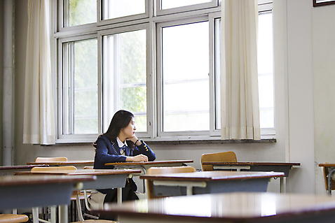 포토 JPG 주간 학생 응시 여학생 여자 교복 창문 교실 학교 청소년 여고생 고등학생 실내 한명 사람 앉기 동양인 상반신 옆모습 10대 턱괴기 한국인 책상 고민 여자만 여자한명만 십대만 십대여자만 십대여자한명만 국내포토 자연요소 1 시선 옷 교육 감정 뷰포인트 가구 모션 인종 내부 파일형식