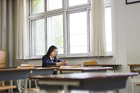 포토 JPG 주간 학생 응시 여학생 여자 교복 창문 교실 학교 청소년 여고생 고등학생 실내 한명 사람 앉기 동양인 상반신 옆모습 10대 스마트폰 한국인 책상 여자만 여자한명만 십대만 십대여자만 십대여자한명만 국내포토 자연요소 1 시선 옷 교육 뷰포인트 가구 모션 인종 내부 핸드폰 스마트기기 파일형식