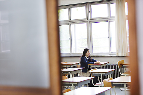 포토 JPG 주간 학생 응시 여학생 여자 교복 창문 교실 학교 청소년 여고생 고등학생 수업 실내 한명 사람 앉기 동양인 상반신 옆모습 아웃포커스 10대 한국인 책상 여자만 여자한명만 십대만 십대여자만 십대여자한명만 국내포토 자연요소 1 시선 옷 교육 뷰포인트 가구 모션 촬영기법 인종 내부 파일형식