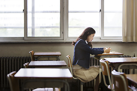 포토 JPG 주간 학생 응시 여학생 여자 교복 창문 교실 학교 청소년 여고생 고등학생 실내 한명 사람 앉기 동양인 옆모습 10대 책 연필 한국인 책상 여자만 여자한명만 십대만 십대여자만 십대여자한명만 국내포토 자연요소 1 시선 옷 교육 뷰포인트 가구 모션 학용품 인종 내부 필기구 파일형식