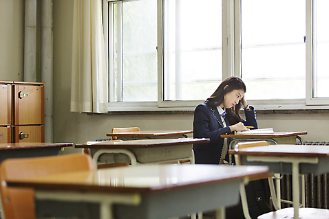 포토 JPG 주간 학생 응시 여학생 여자 교복 창문 교실 학교 청소년 여고생 고등학생 실내 한명 사람 앉기 동양인 상반신 옆모습 10대 책 연필 한국인 책상 여자만 여자한명만 십대만 십대여자만 십대여자한명만 국내포토 자연요소 1 시선 옷 교육 뷰포인트 가구 모션 학용품 인종 내부 필기구 파일형식